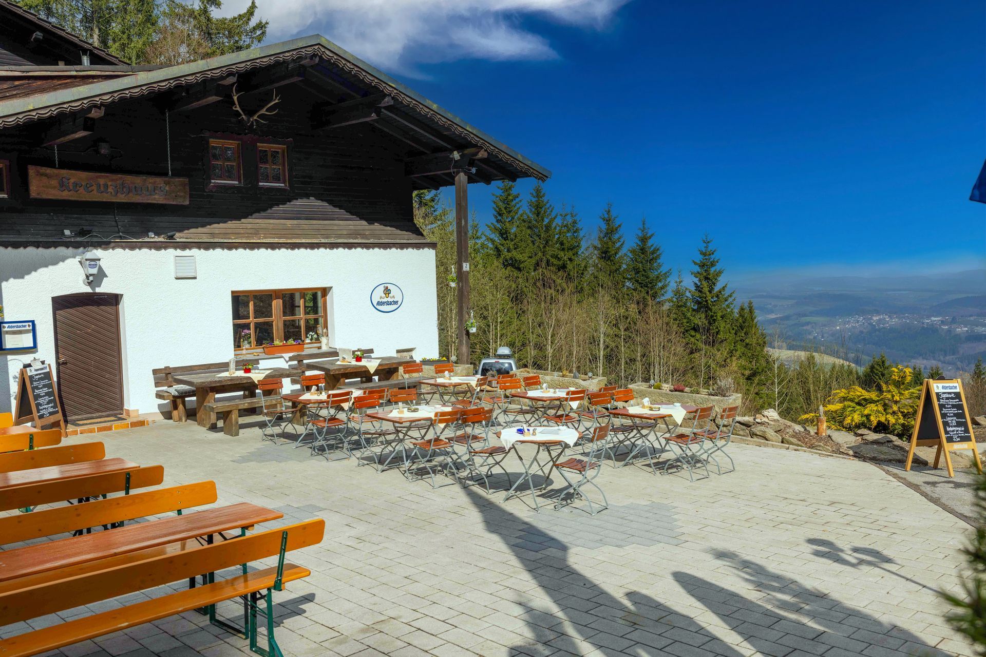 Sonnenterrasse mit Bergpanorama